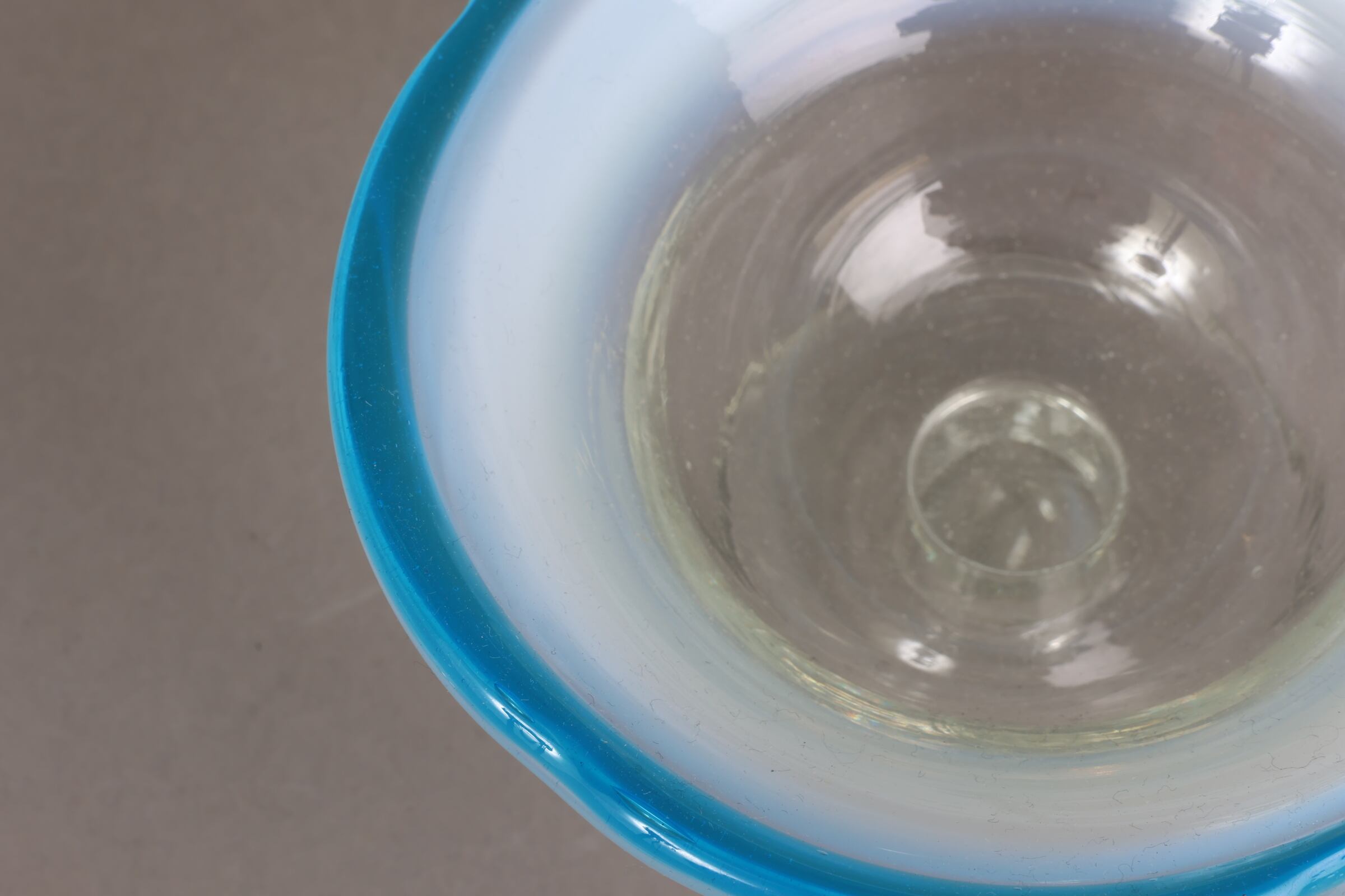 氷コップ ガラス 乳白色 青縁 F | (有)新原美術