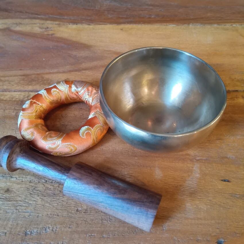 ネパール製 ハンドメイド シンギングボウル（約9.5cm）木製スティック