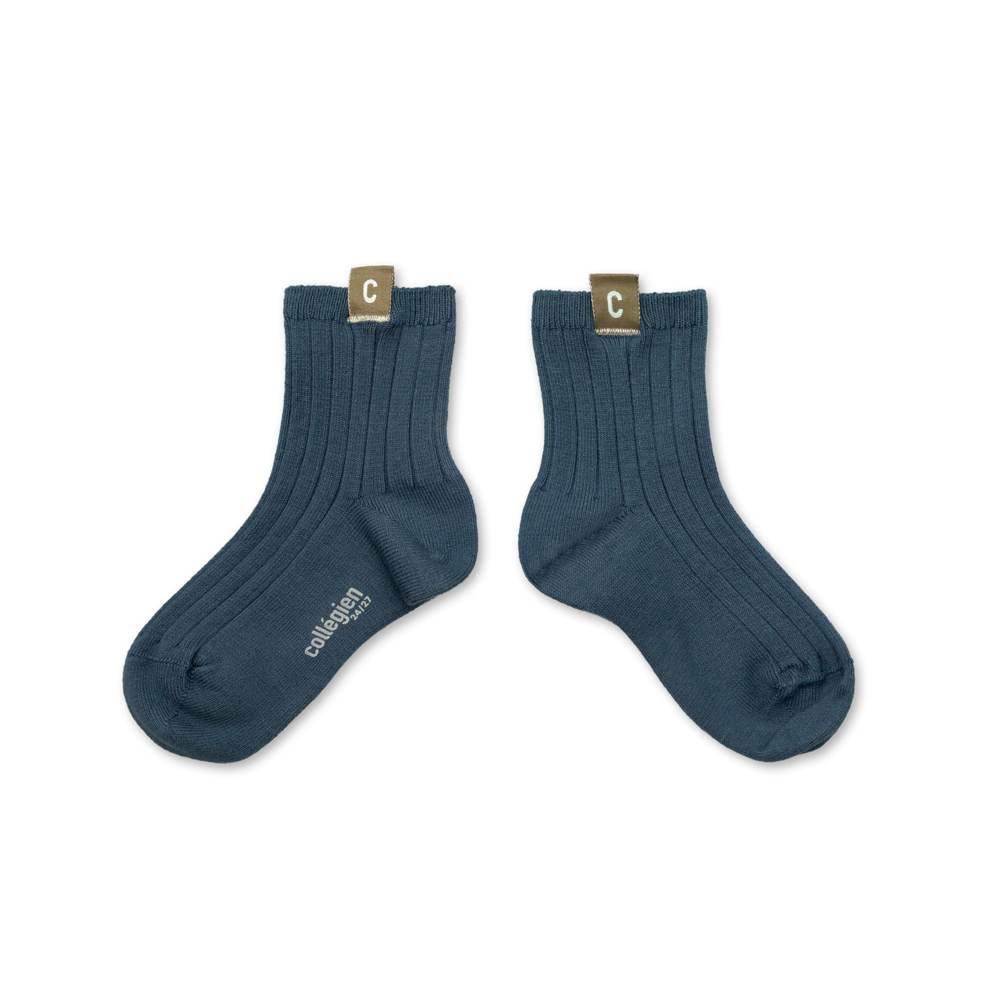 【collegien】Cyril - Ribbed Ankle Socks with C Label - Blue Cendré