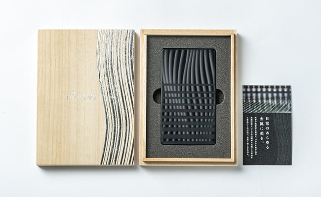 年内生産終了予定／受注生産】金属製名刺入れ《浪格(ろうかく) 黒