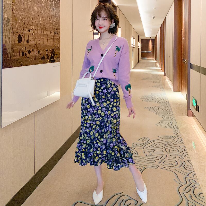 Vネックニットカーディガンフローラルスカート セット スプリング レッド 刺繍 春物 花柄 MIUCO71427483429