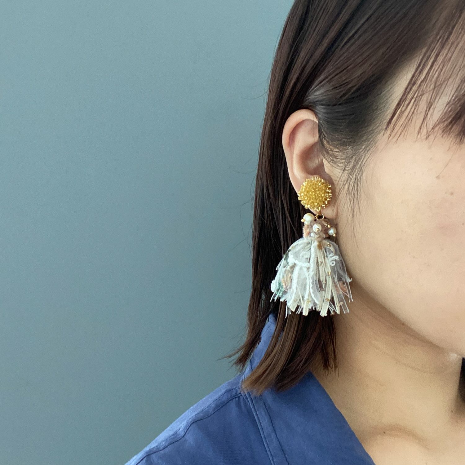 AVRILタッセルとゴールドトップの〈ピアス/イヤリング〉 | Dua