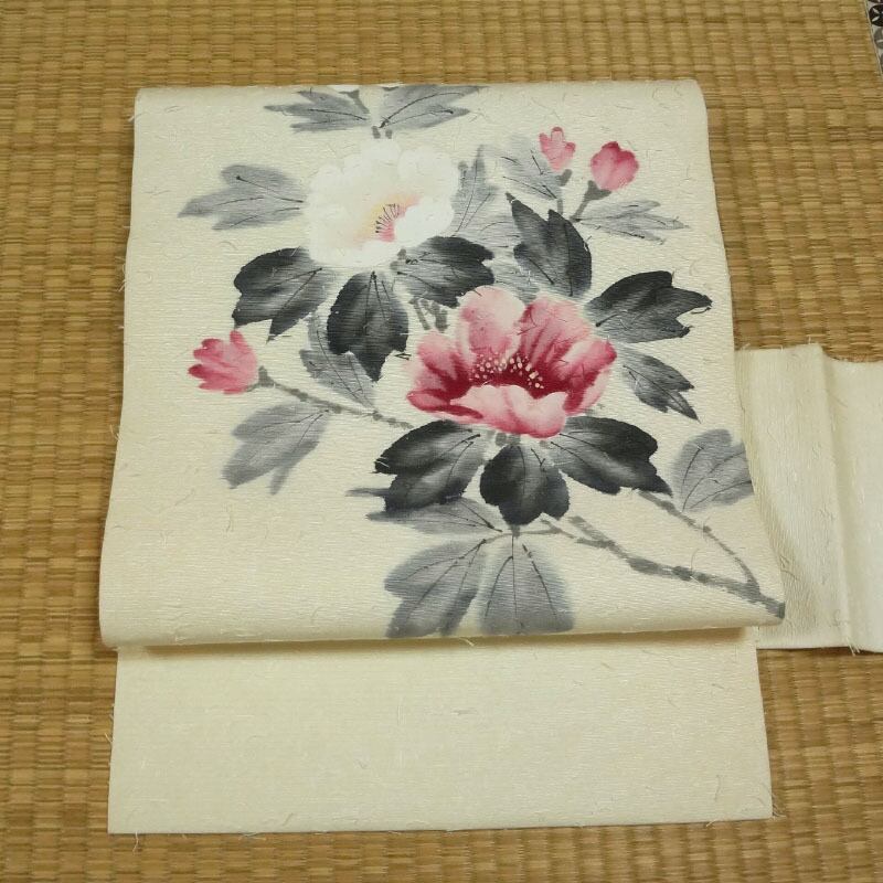 ほんのり生成り色のひげ紬調に白と赤の花　名古屋帯 ほんのり生成り色のひげ紬に白と赤の花 名古屋帯 | アンティーク