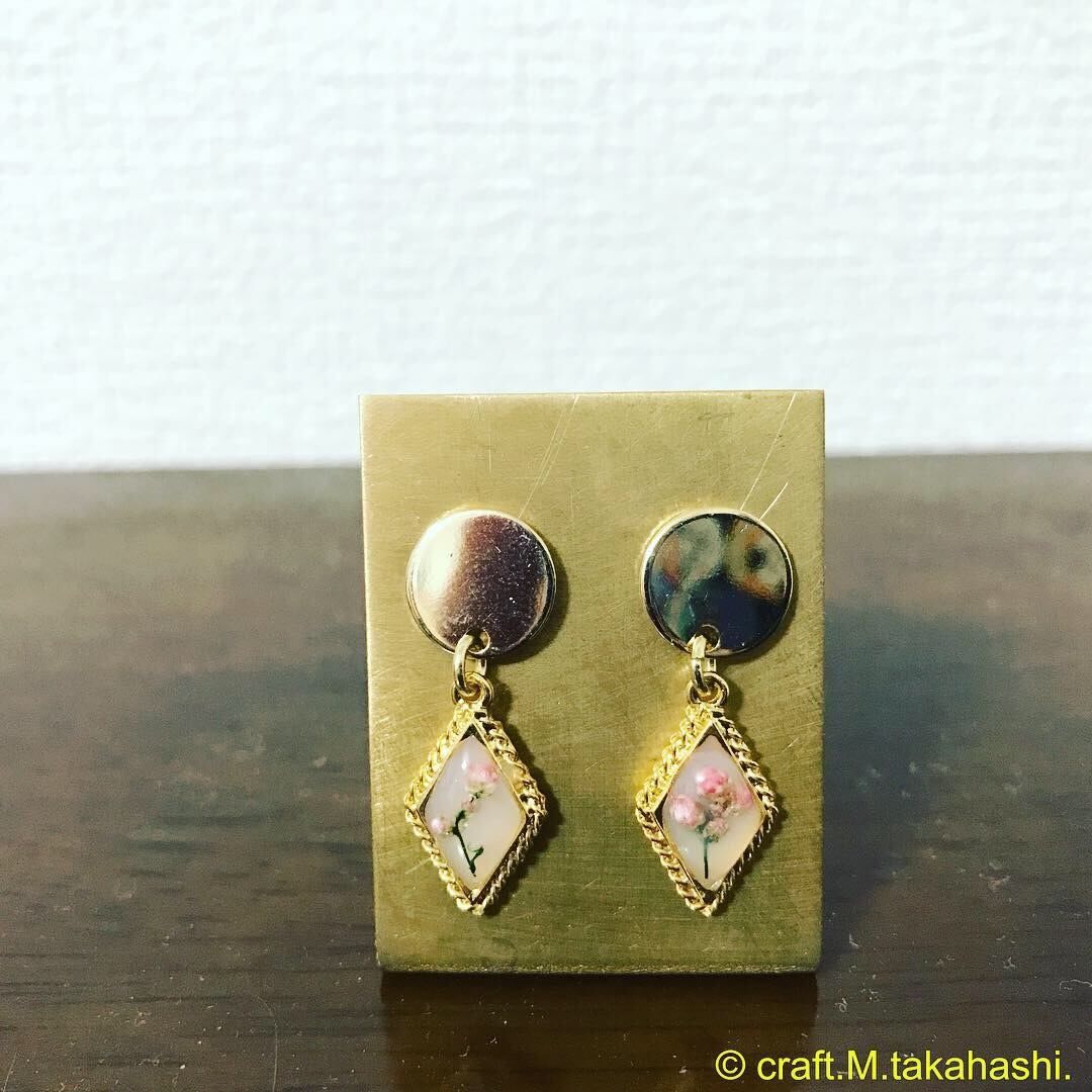 0105:【額縁の花】 ドライフラワー 花 ピンク ツボミ 桃色 ピアス ポストピアス スタッドピアス ゴールド 金 シンプル 職場 オフィス