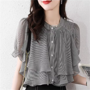 【送料無料】 トップス ブラウス ロング丈 半袖 ティアードフリル Vネック Aライン フレア 薄手生地 かわいい 大人可愛い 大人女子 こなれ感 シンプル カジュアル 大人 上品 おしゃれ お洒落 ラフ コンサバ エレガント シック しましま ボーダー ストライプ柄 夏 20代 30代 40代 女性用 レディース ママ デート お出かけ お茶会 女子会 休日 授業参観 着回し プチプライス デイリーユース 普段使い オルチャン ファッション コーデ スタイル 楽ちん 定番アイテム 着痩せ ブラック
