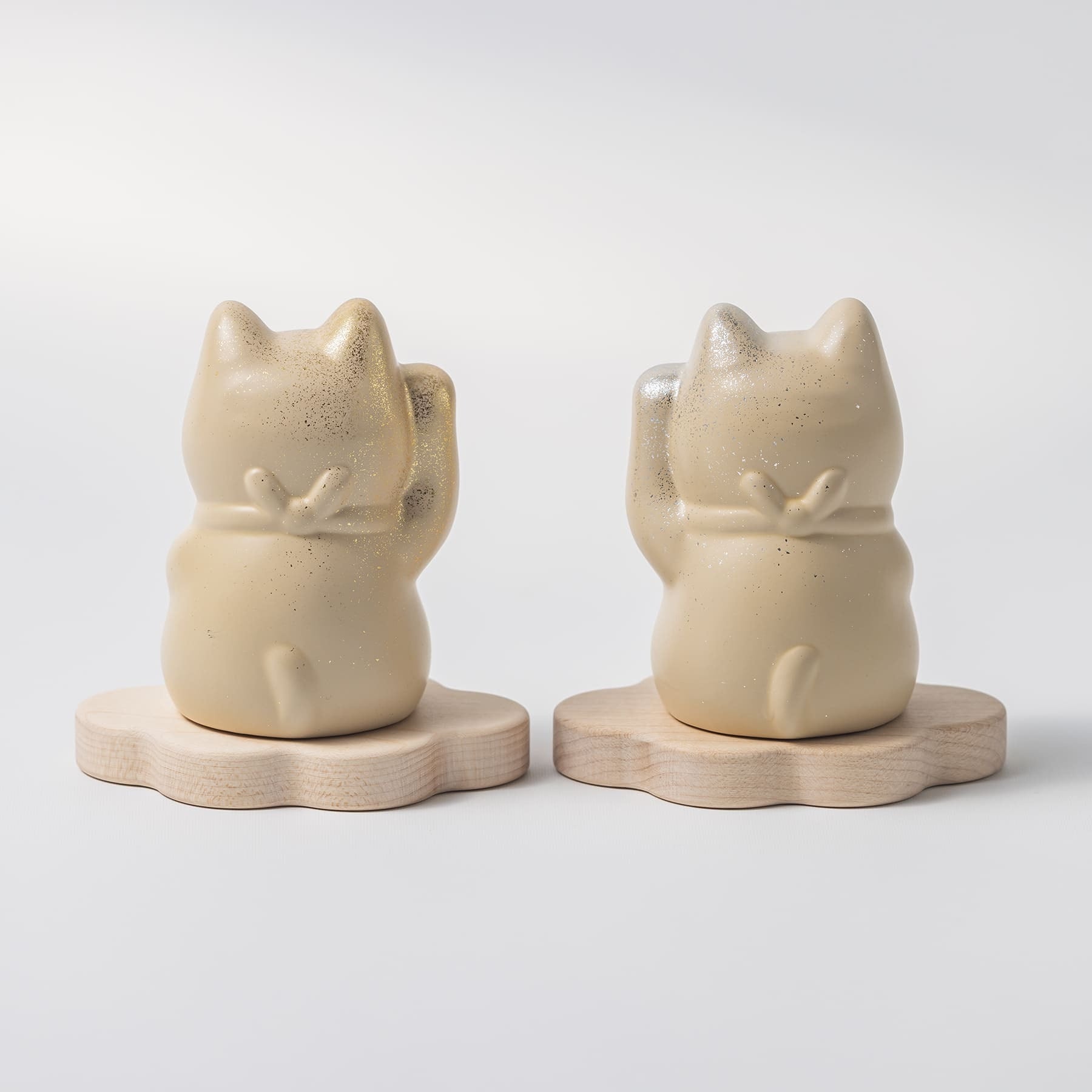 maneki maneki 】招き猫 漆 URUSHI 【 ペア 】［ 金の右手 & 銀の左手