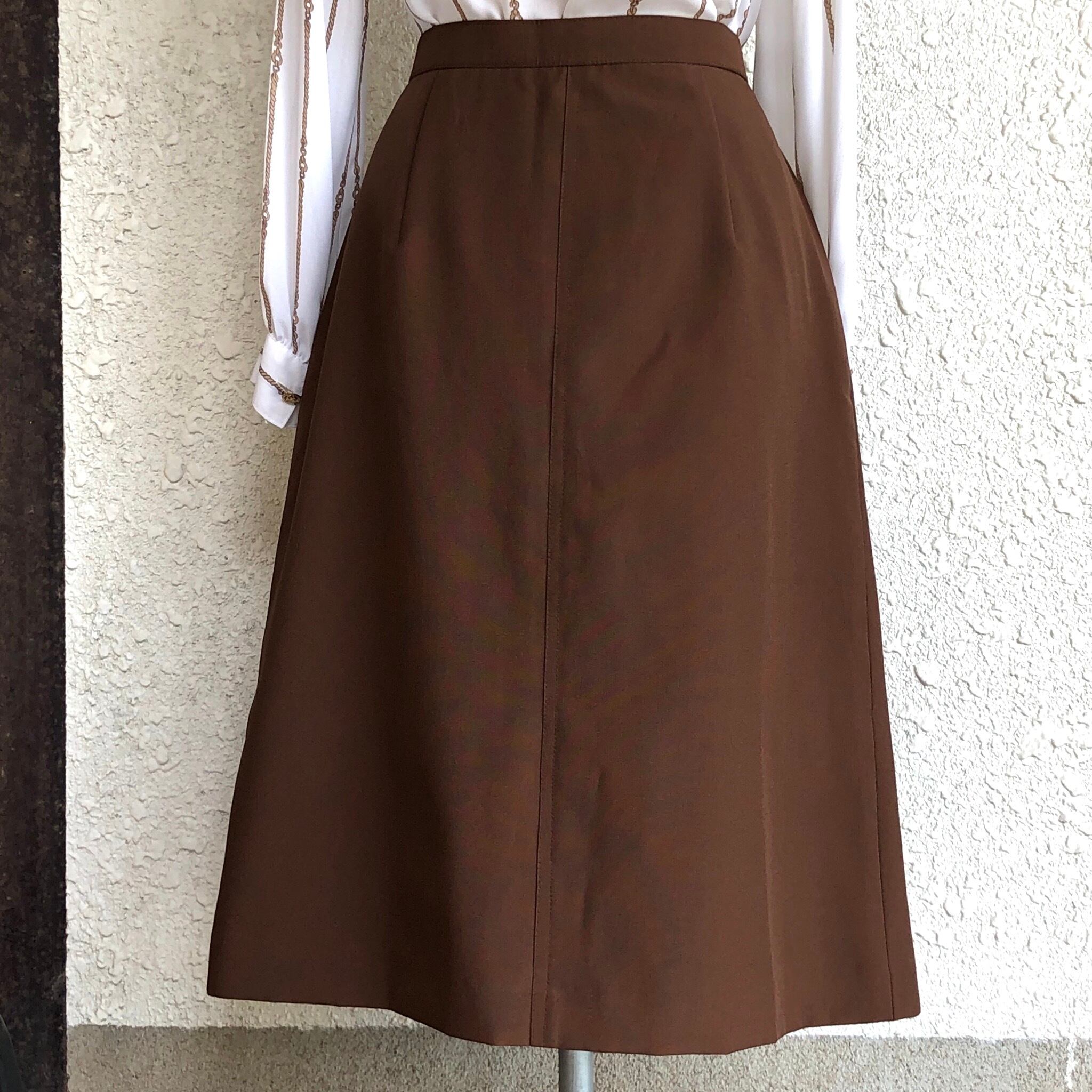 茶色のプリーツスカート