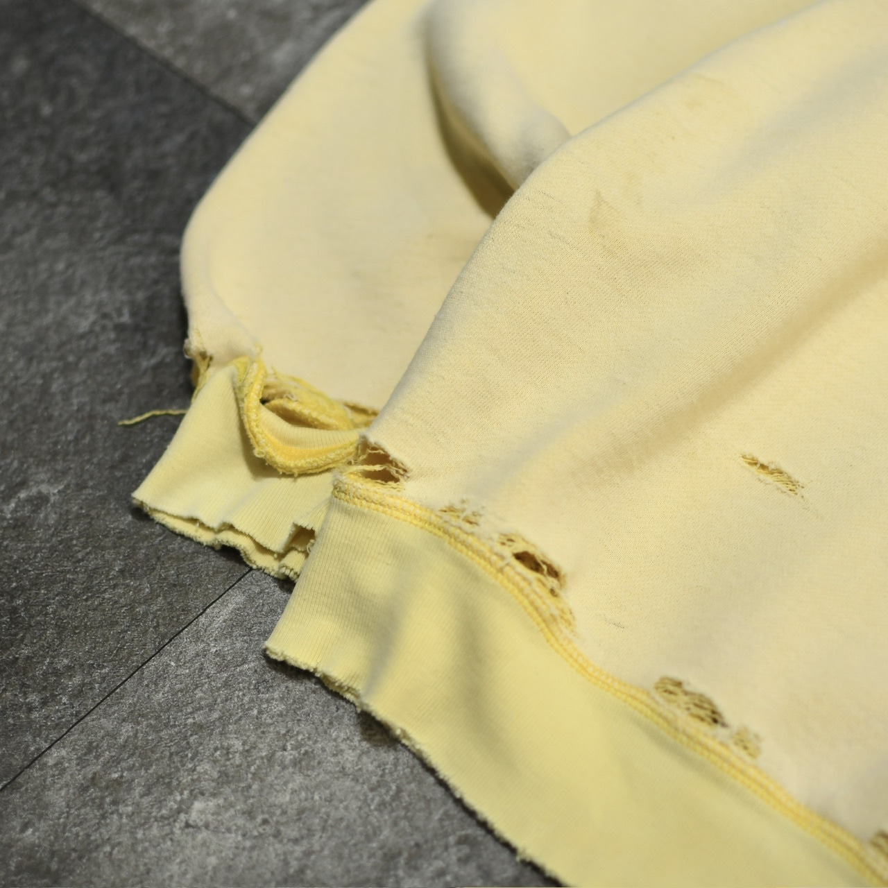 IZOD fade boro sweat yellow
