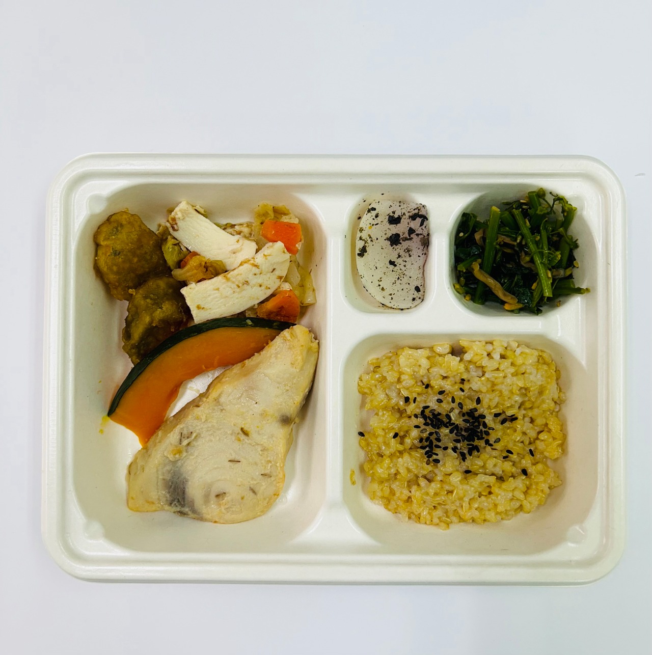 「ととのう弁当」メカジキの甘酒みそ焼き弁当　　麦味噌、白みそ、甘酒をブレンドに漬け込みふっくら焼き上げました