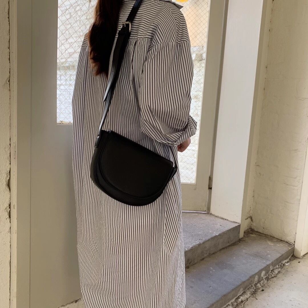 セミサークルショルダーバッグ