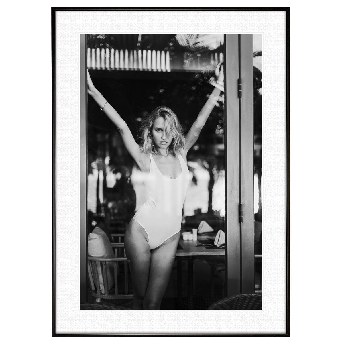 人物の写真 窓越しの女性 インテリアモノクロアートポスター額装 AS2295