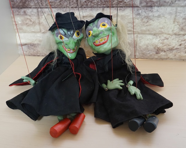 【全国送料無料】ハロウィンにどうですか？魔女のマリオネット２人組！1960年代の木製です！