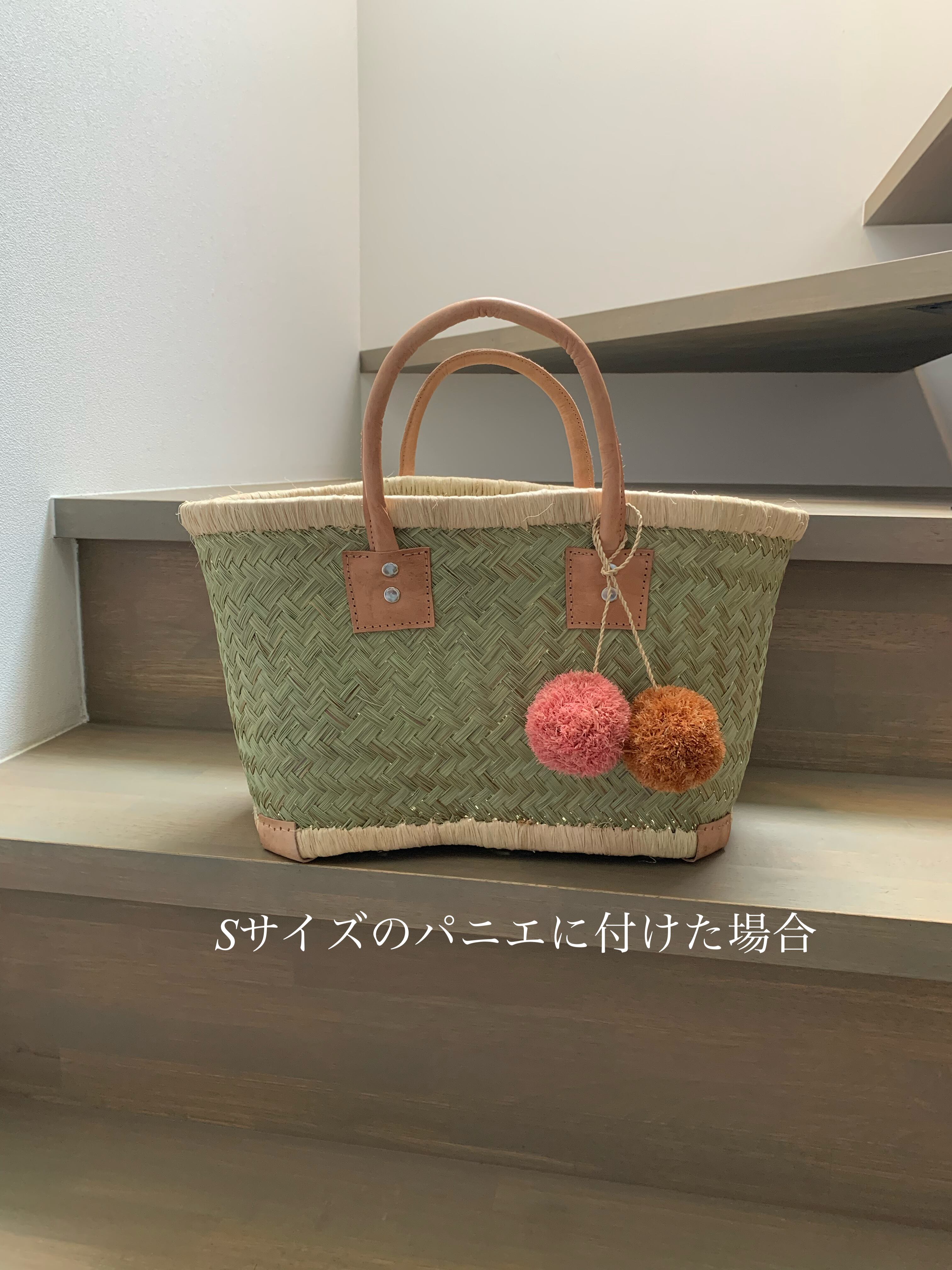 ポンポンチャーム ラフィア製 アクセサリー / ブラウン x ピンク