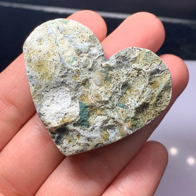 8.変わった色合いハートブラックアメジストクラスター