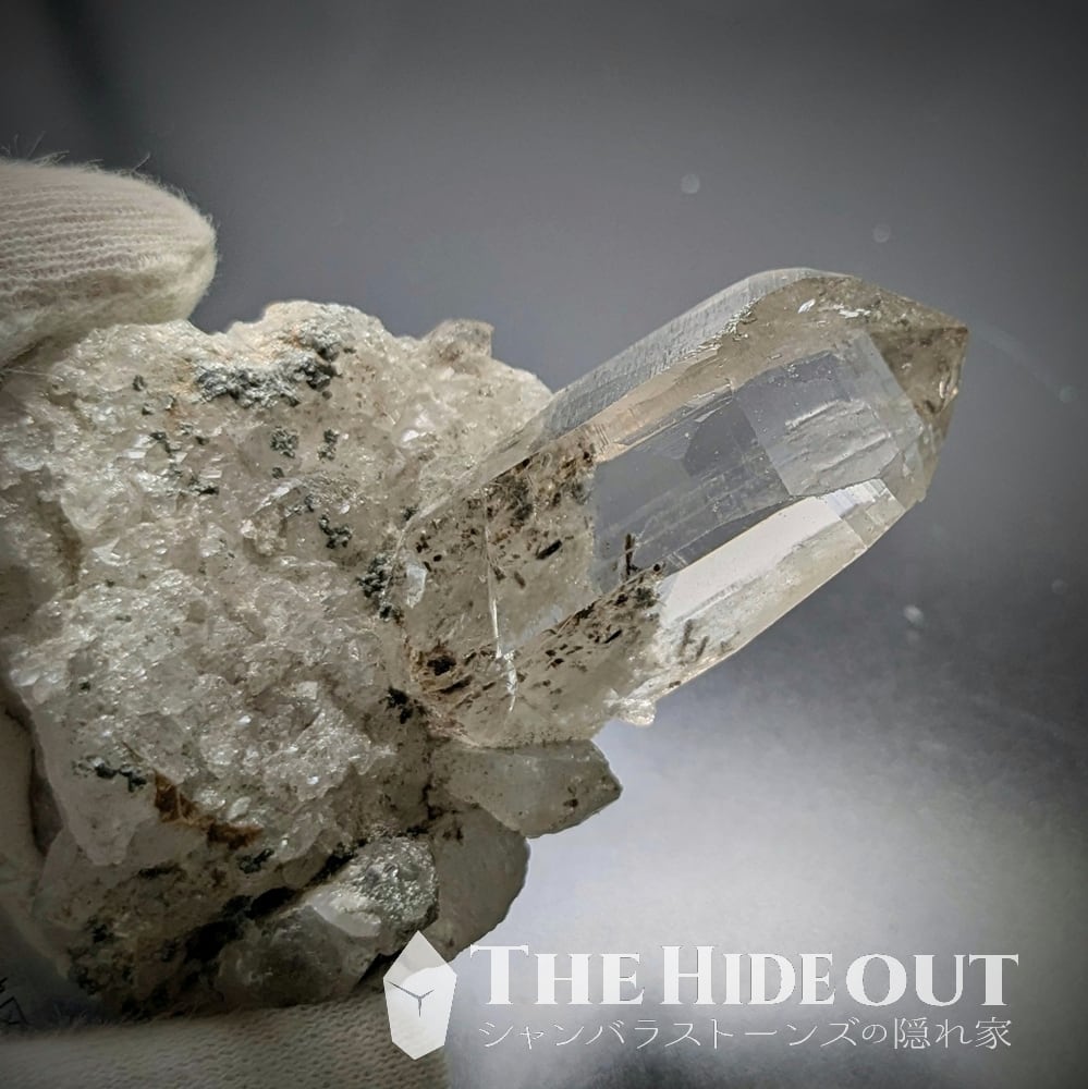 ヒマラヤ水晶オールドストック原石標本017 にょきっと生えている母岩