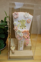 ピンク名前.生年月日入り羽子板アクリルケース飾り.和モダン.コンパクト