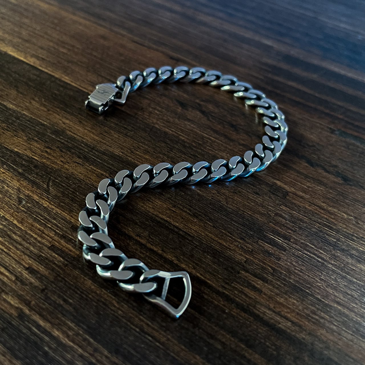 Vブレスレット ブレスレット・エセンシャル V S00｜ルイ・ヴィトン 公式サイト - M00858