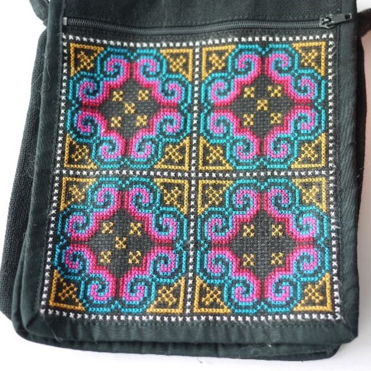 モン族 刺繍 黒のポシェットベトナム山岳民族 | こりすのパン屋Base店 