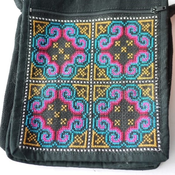 モン族 刺繍 黒のポシェットベトナム山岳民族