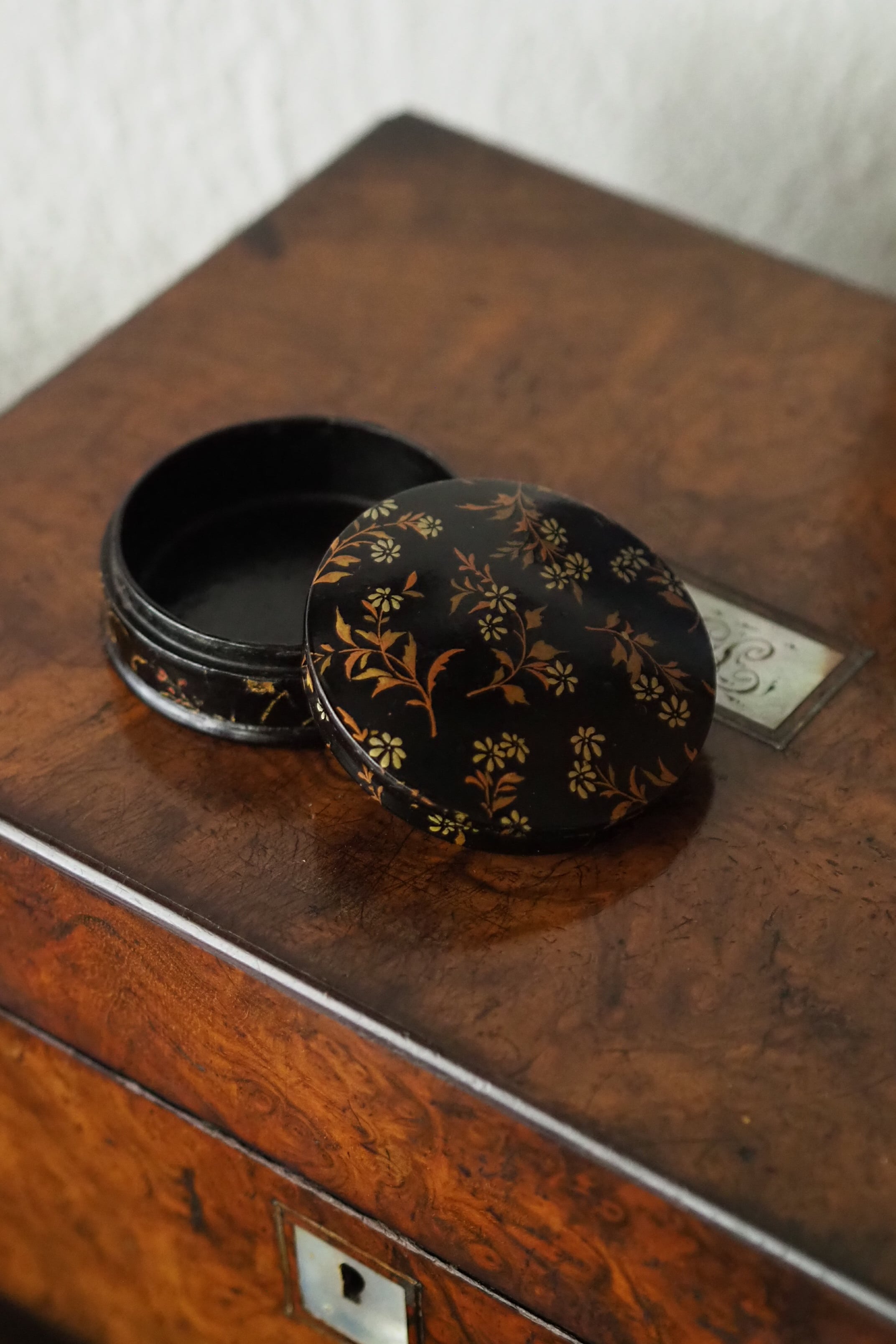 菊花があしらわれたパピエマシェケース-antique papiermache case