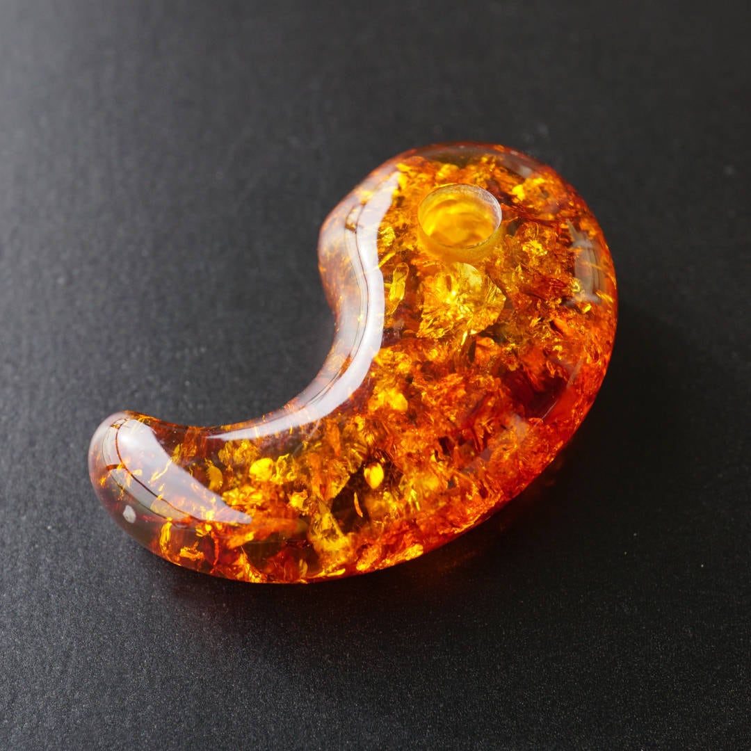 天然石 勾玉 まがたま ミルキーアンバー 琥珀 Amber /Lサイズ/1個