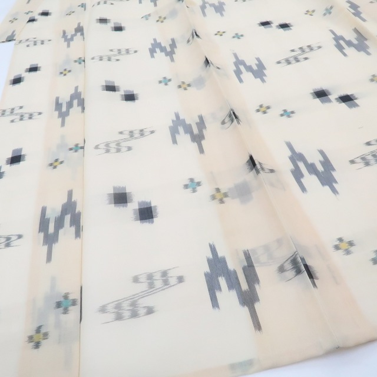 新品 夏着物 壁上布“想いを繋ぐ先人の知恵…絣の衣に物語を綴る”仕付け 