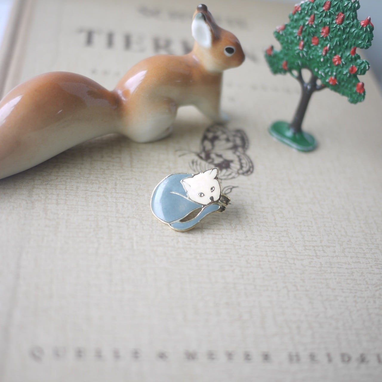丸まった猫ブローチ エナメル ドイツ