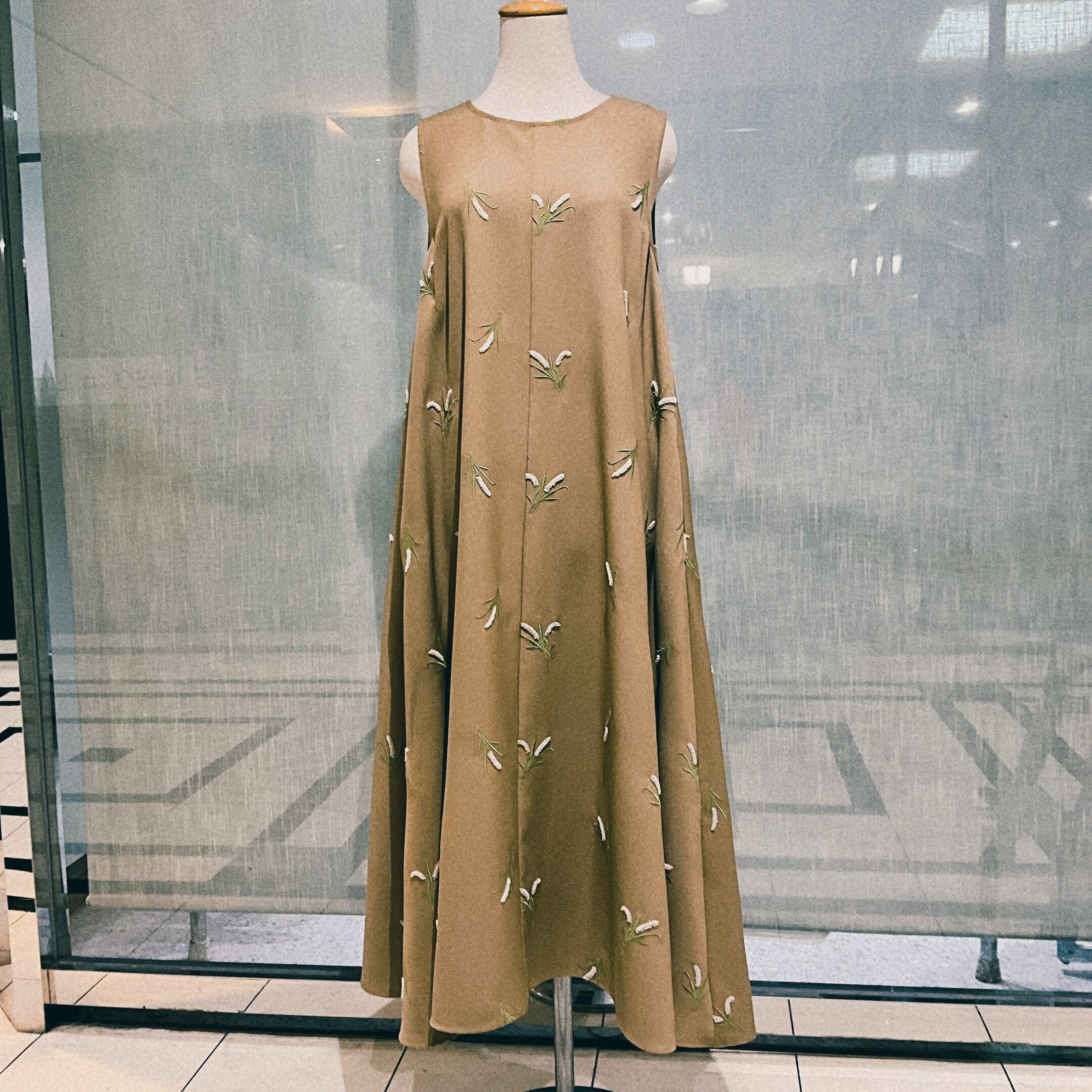 L'es Ageu(レアージュ)刺繍 Aライン ノースリーブワンピース【L-6025】