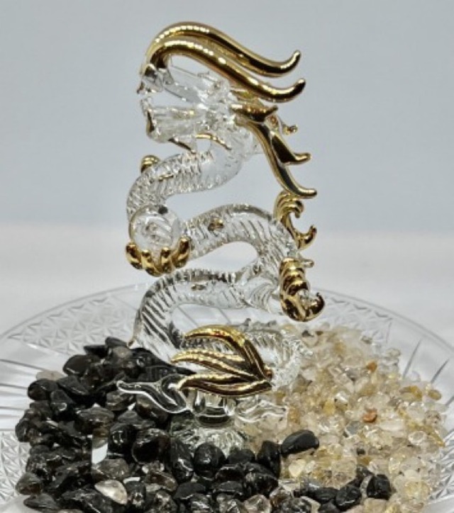 ガラスドラゴン（水晶玉付き）龍の置物　金ルチル　モリオンサザレ付き