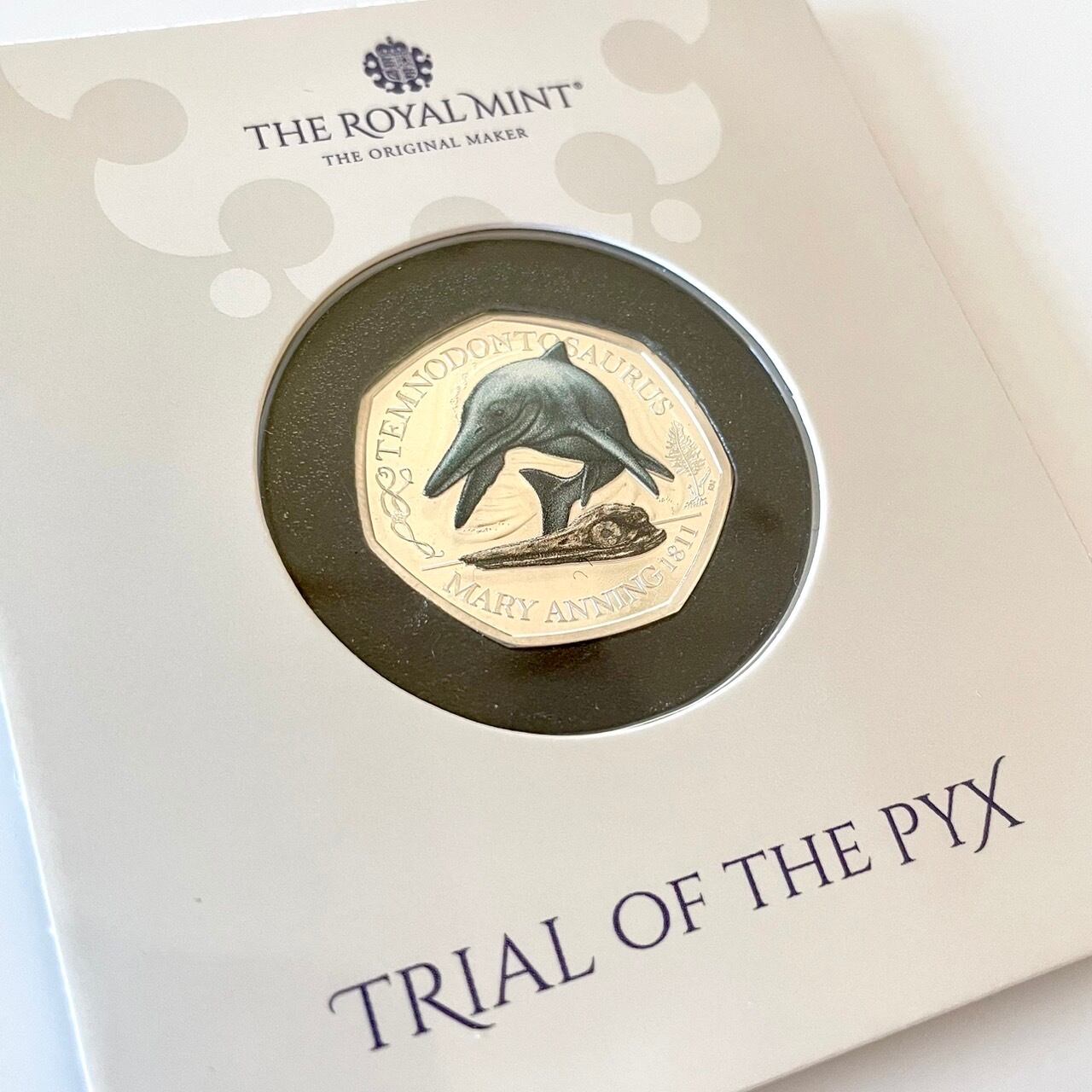 【Trial of the pyx】テムノドンサウルス 50ペンスカラー銀貨
