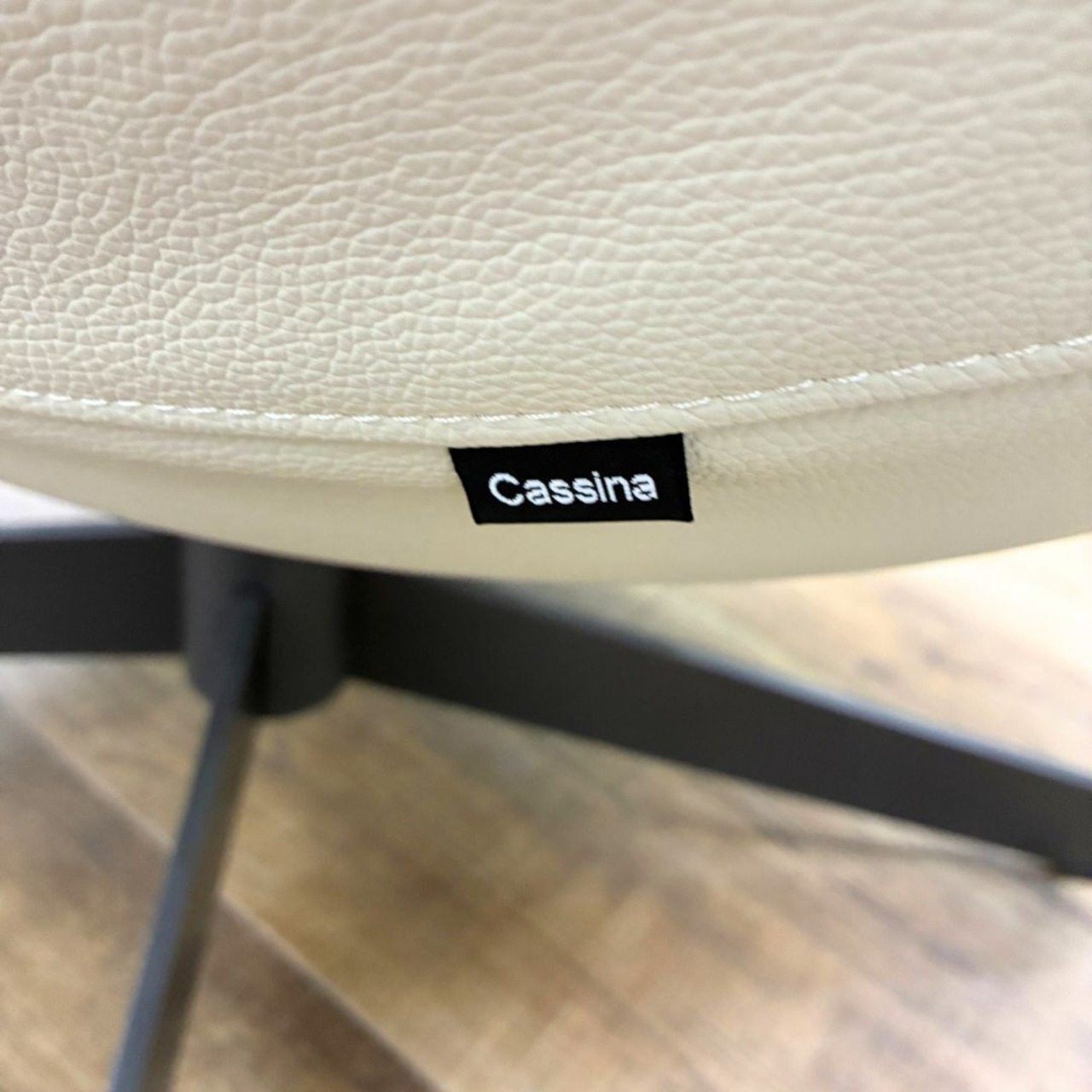 Cassina 315 EXORD PRO カッシーナ 315エクソードプロ ラウンジチェア 回転いす 本革 デザイナーズ家具 モダン ベージュ系【中古】【300サイズ】