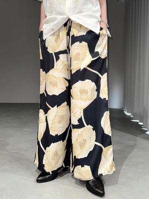 satin flower wide pants / black × beige