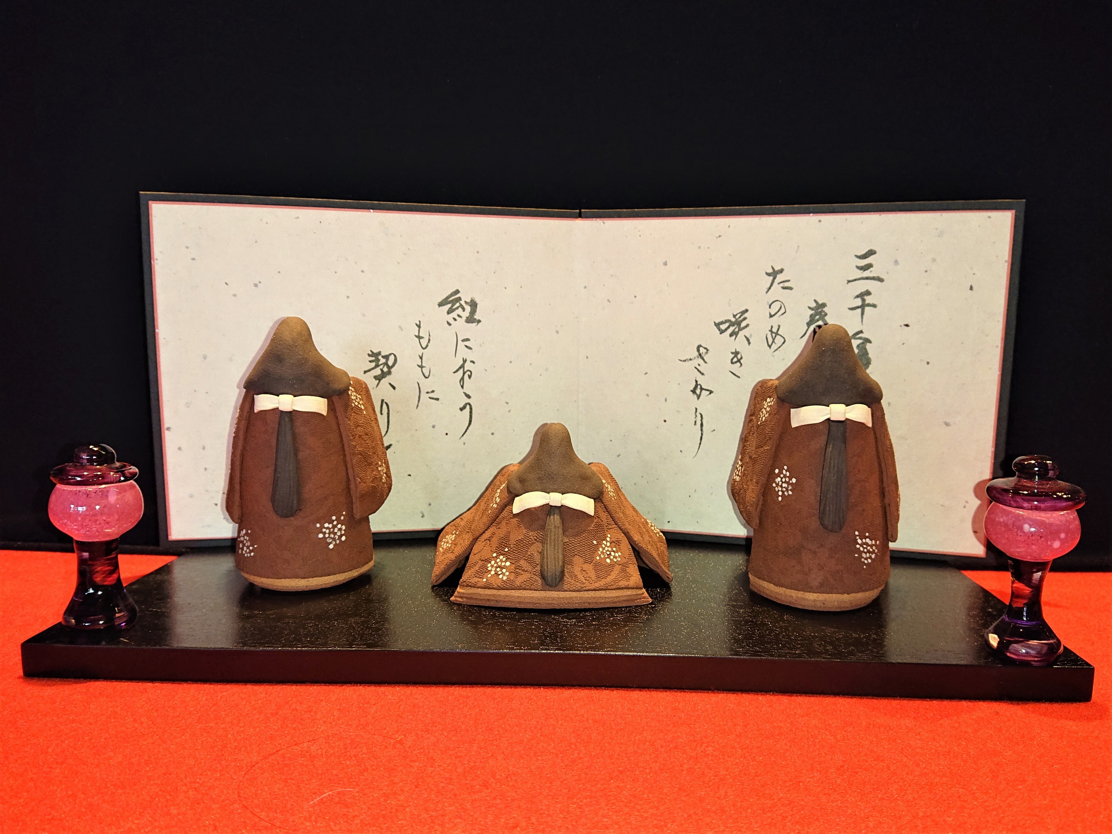 澤りか作　雛人形三人官女　陶器（屛風・台・ボンボリ付き）
