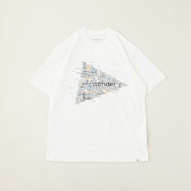 and wander(アンド・ワンダー)noizy logo print T - White