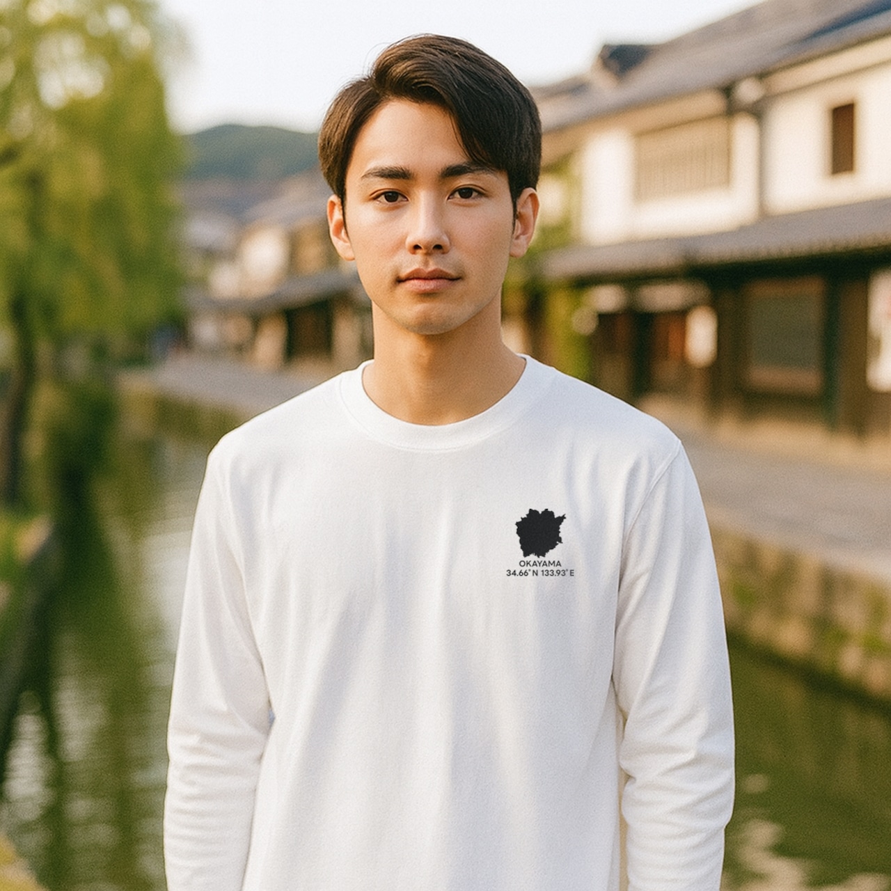 《岡山》 緯度経度ミニマルロングスリーブTシャツ|地図×地名×ワンポイントデザイン