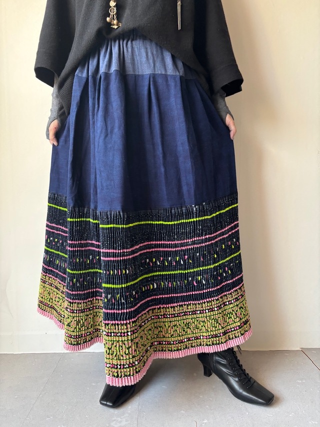 タイ モン族スカート 068 ピンク ロング 裾ボリューム 贅沢に巻きスカート1枚使用 藍染布 手刺繍 bamiオリジナルパターン