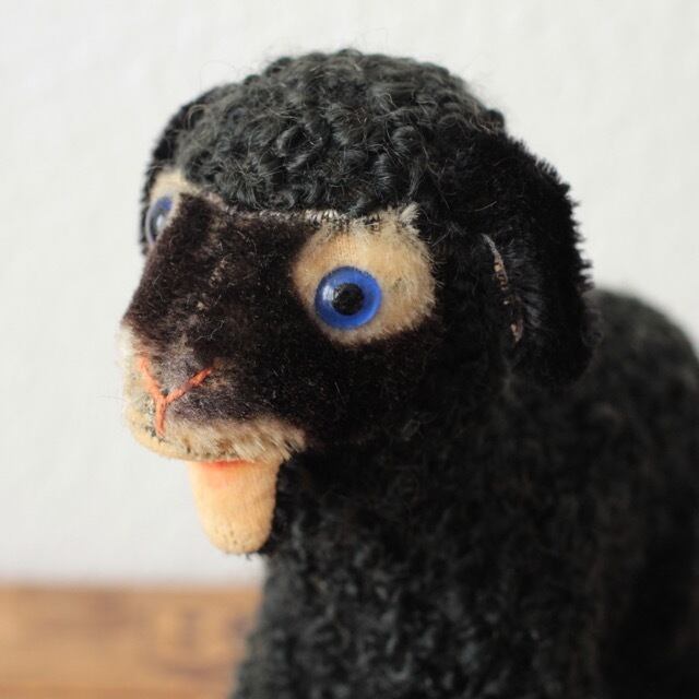 シュタイフ SWAPL 黒い羊のぬいぐるみ 左側半面に日焼け有り 53 アンティークシュタイフ 黒羊 swapl Lamm | .usagi