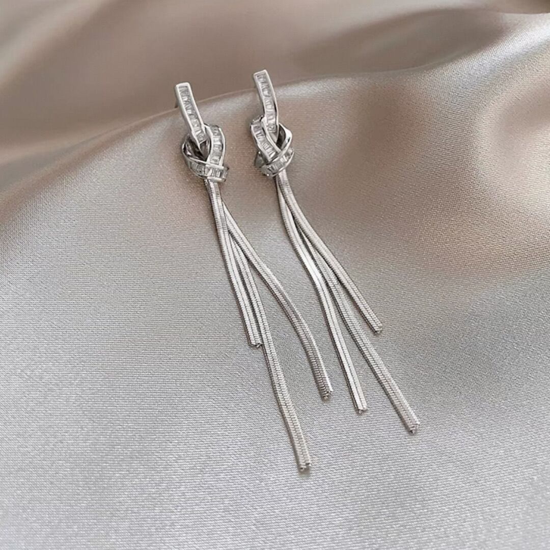 Metal silver knot design long chain earring 00134