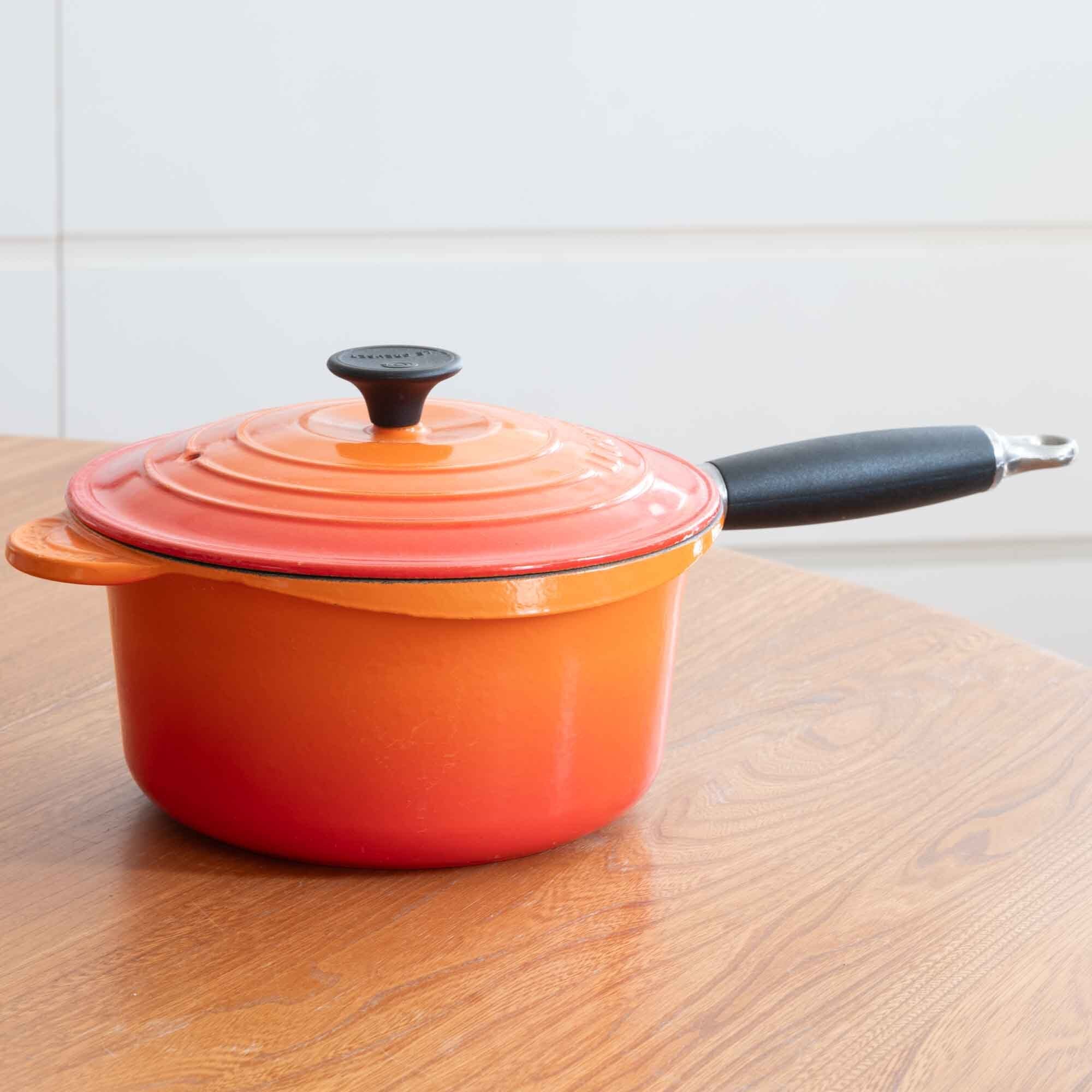 ビンテージ　ル・クルーゼ　LE CREUSET　ホワイト　サイズ２０　樹脂製ハンドル　オレンジ　新品・未使用品です。