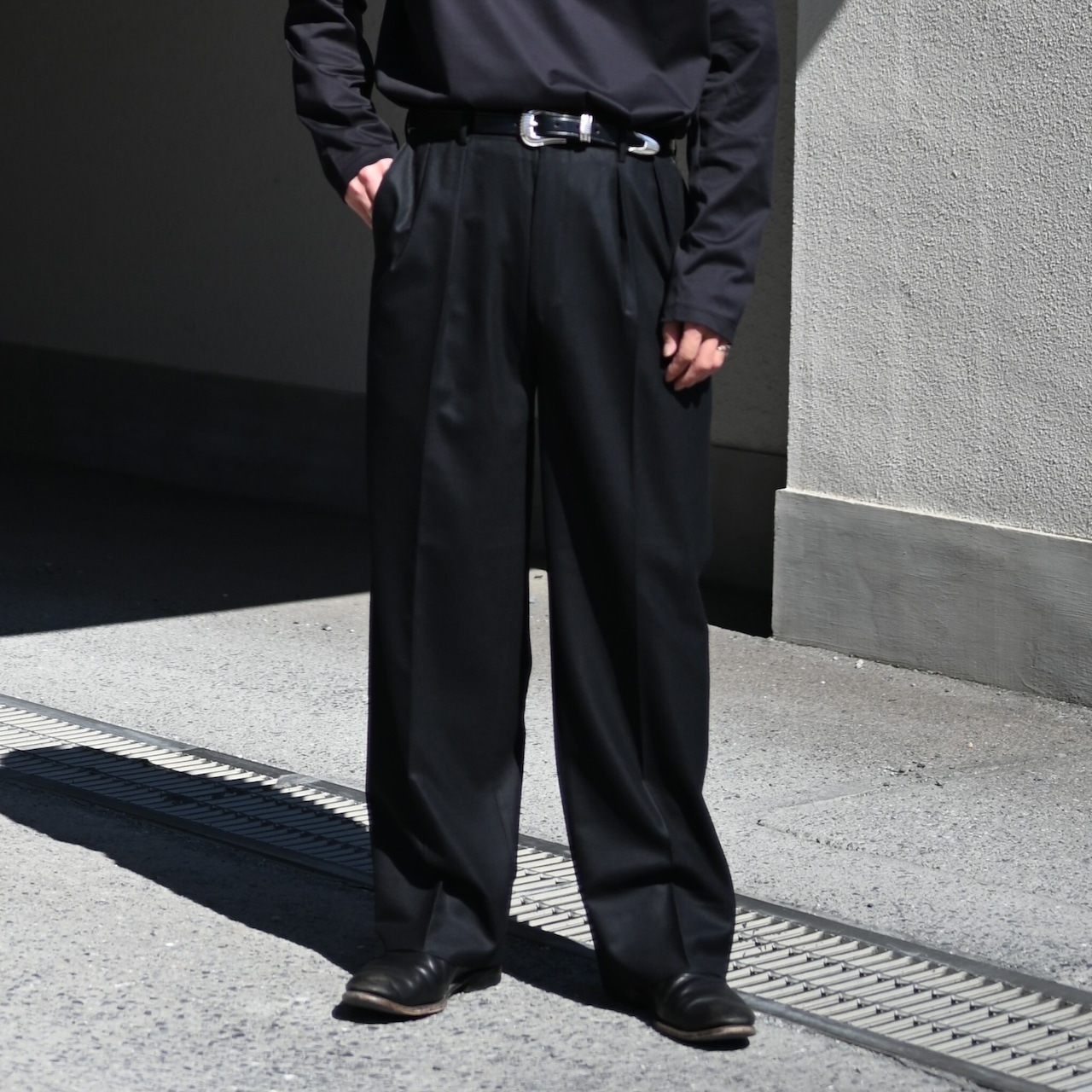 INTERIM / SUPER 120'S LIGHT WOOL FRANO WITH LEATHER PIPING 2-TUCK STRAIGHT SLACKS