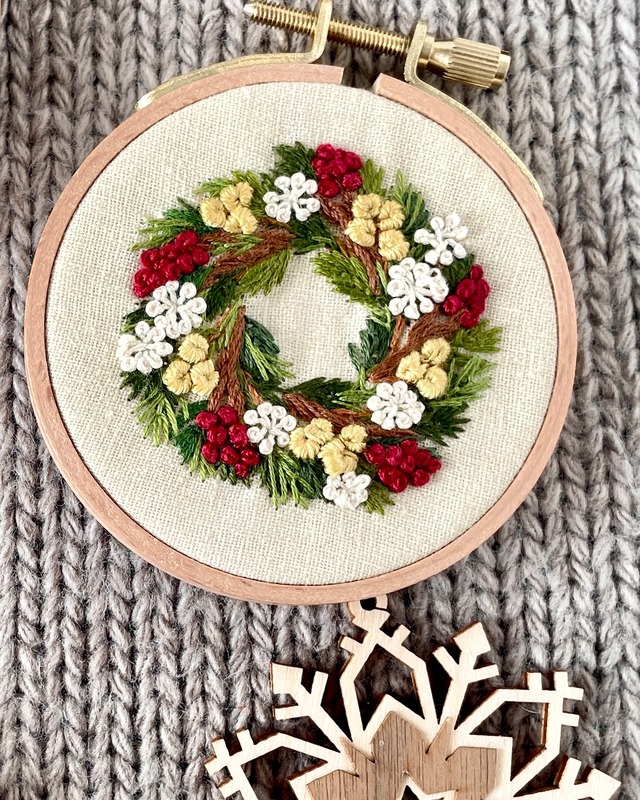 刺繍クリスマスリース　刺繍枠付き　(赤・白・黄)