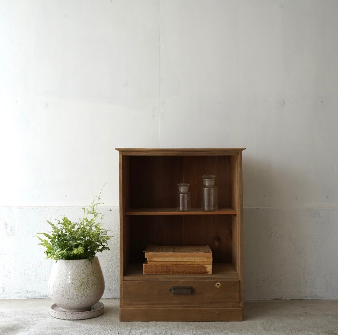 引き出しのついた木製棚