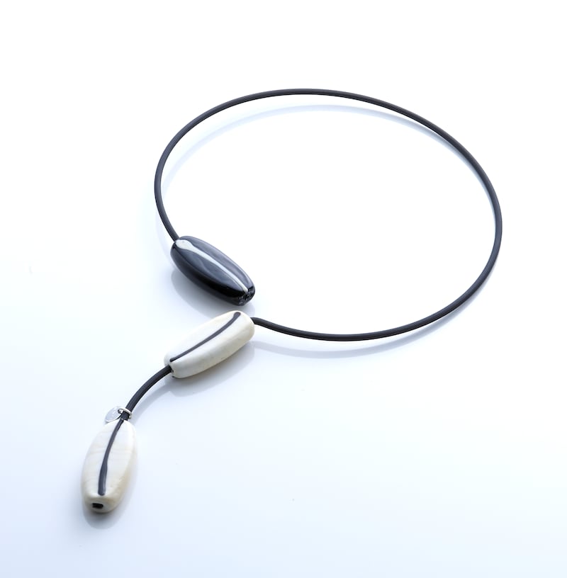 【Why?(ホワイ?)】 ネックレス (アイボリー&ブラック)