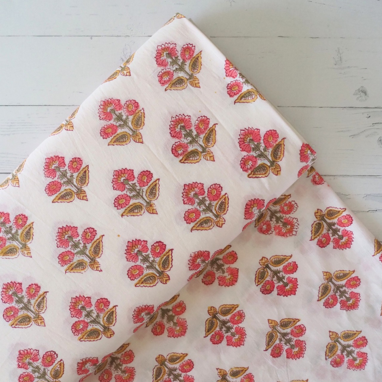 ブロックプリント生地【50cm単位】インド綿 小花柄 白×赤 #36973-WT2