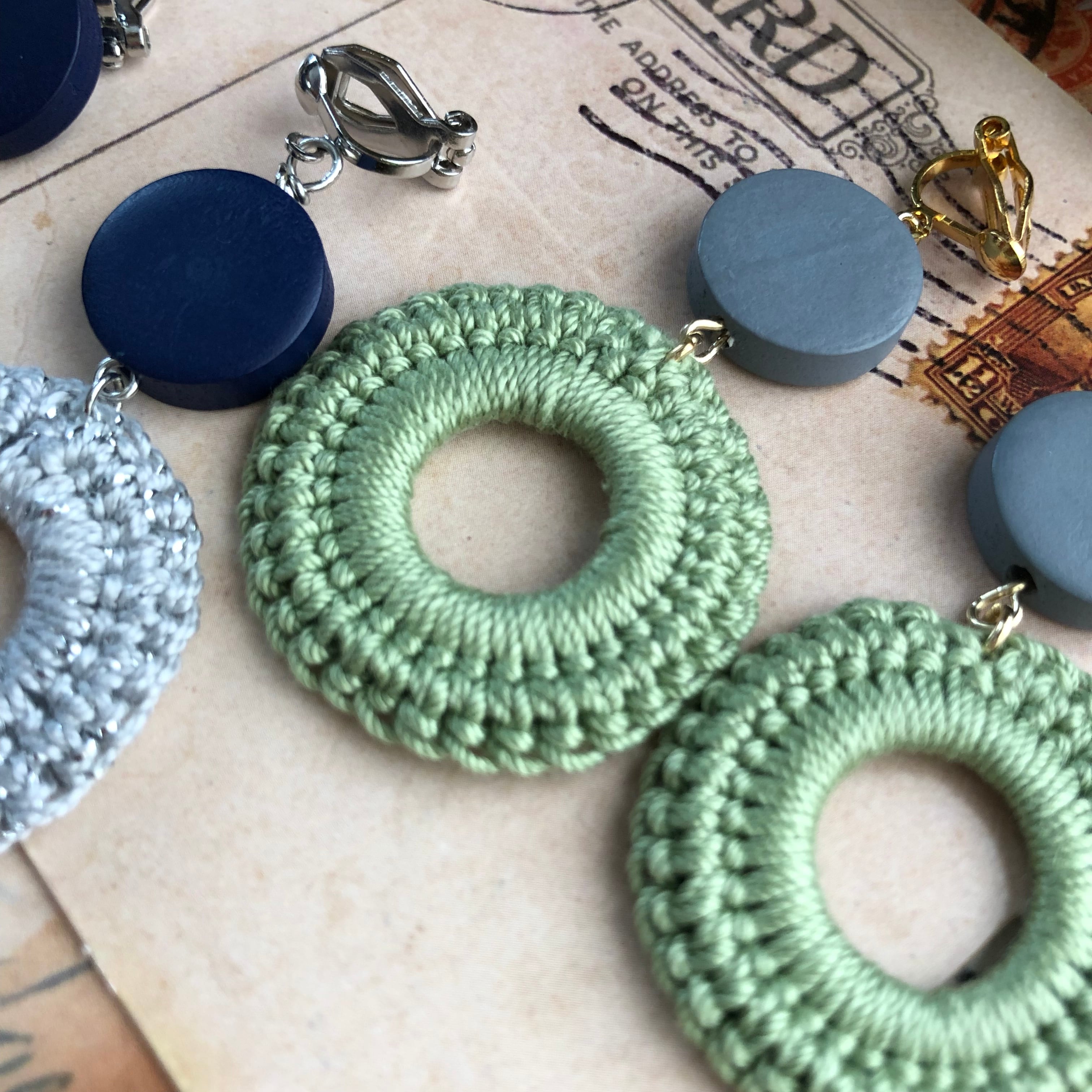 ウッドビーズとレース編みリングのイヤリング | ビーズ刺繍のブローチ