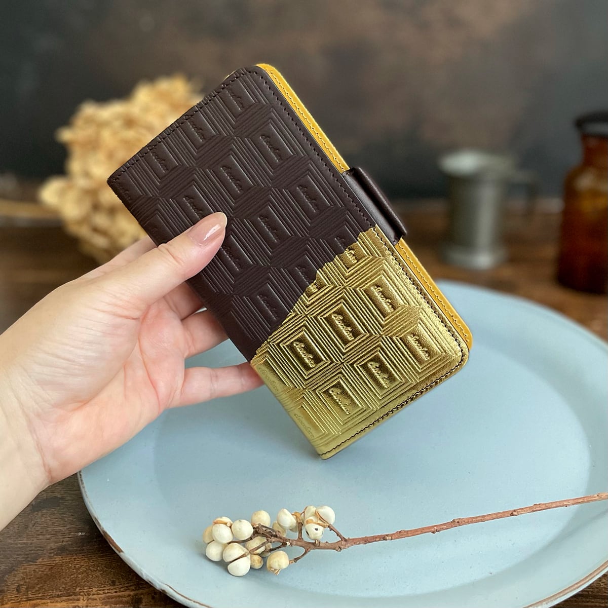 Mサイズ：革のビターチョコ手帳型スマホケース（金の包み紙
