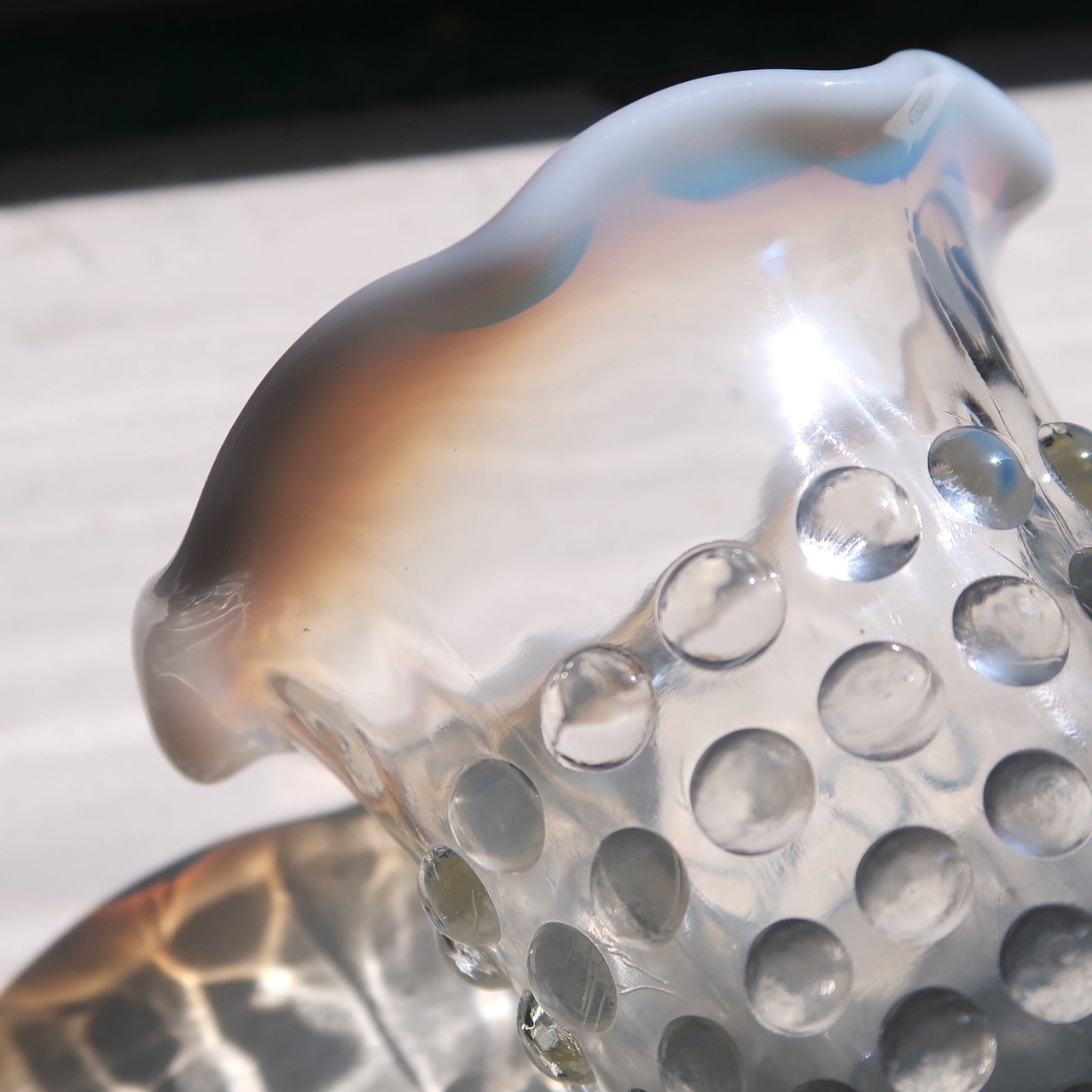 オパリンガラスの雨粒花瓶