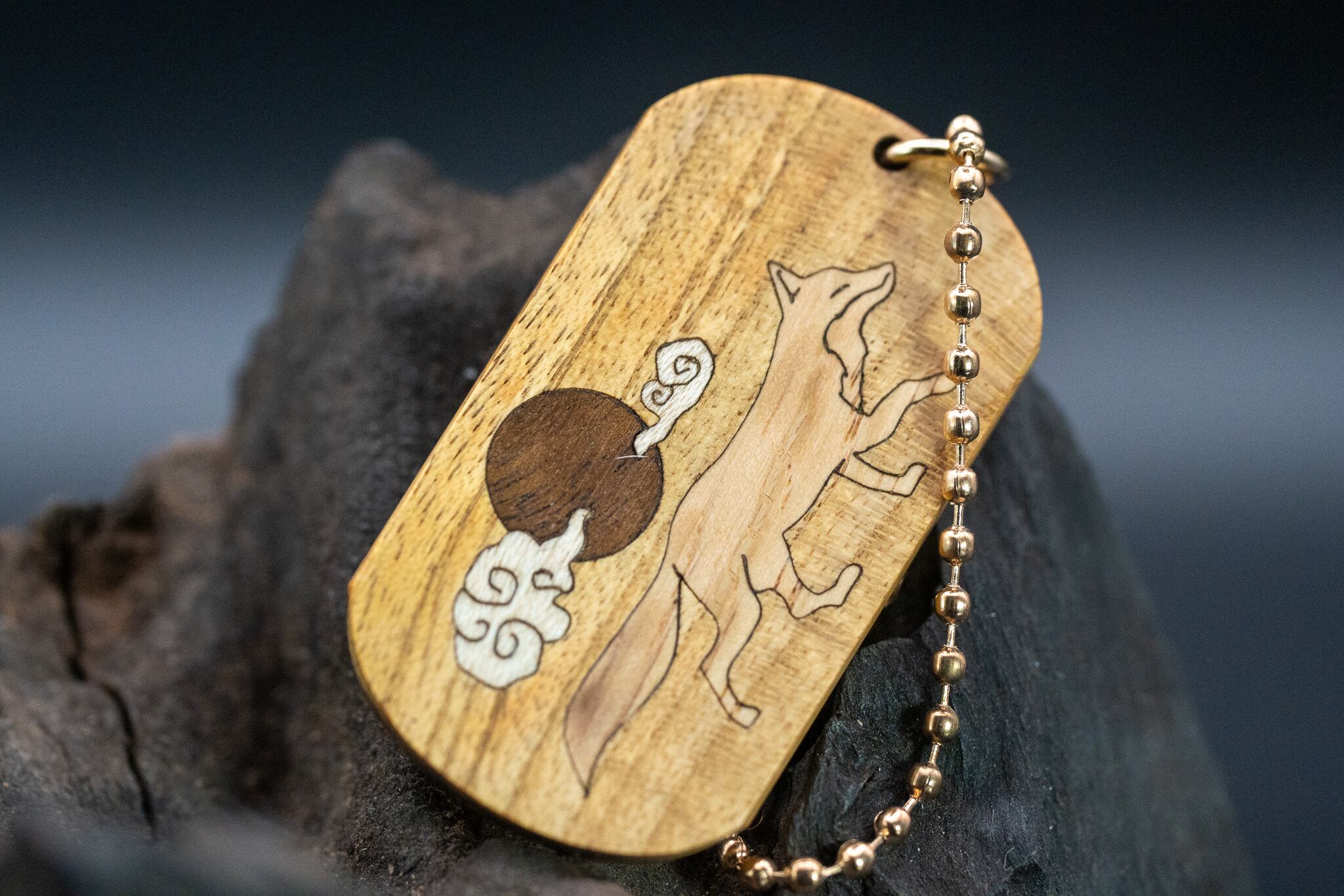 【黄金の木】 御蔵島 金桑 ドッグタグ 象嵌 十五夜きつね