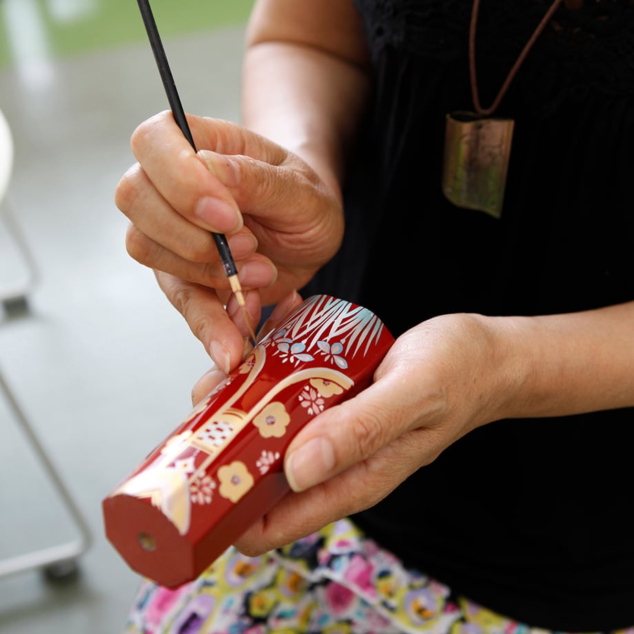 三条仏壇 ピラミッド型蒔絵ブローチ | kendenten けんでんてん