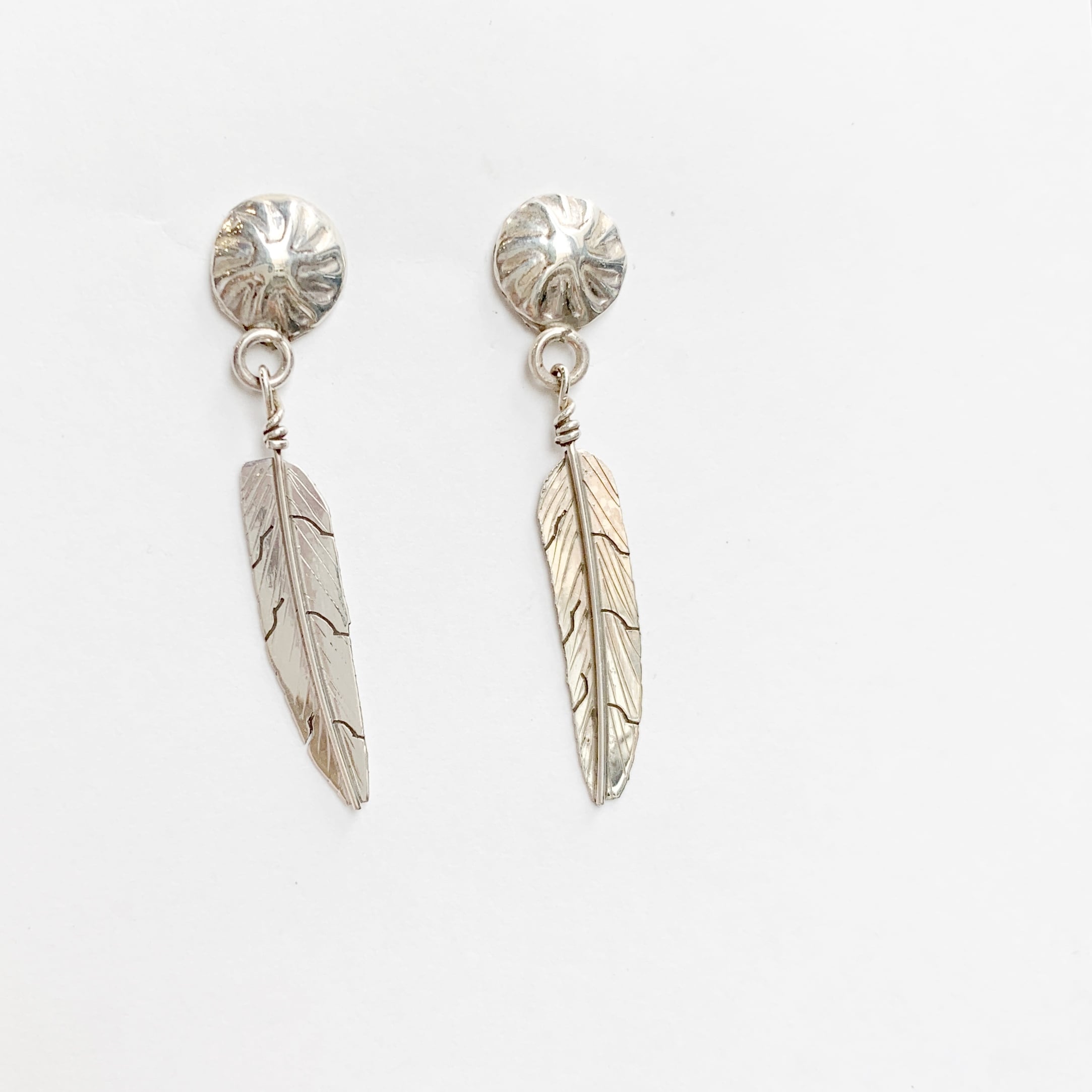 《Indian Jewelry》 コンチョとフェザーのピアス 羽 鳥 イーグル